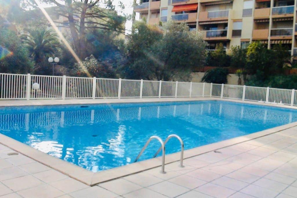 Studio Centre De Hyeres Pour 4 Personnes Piscine Et Tennis Luaran gambar